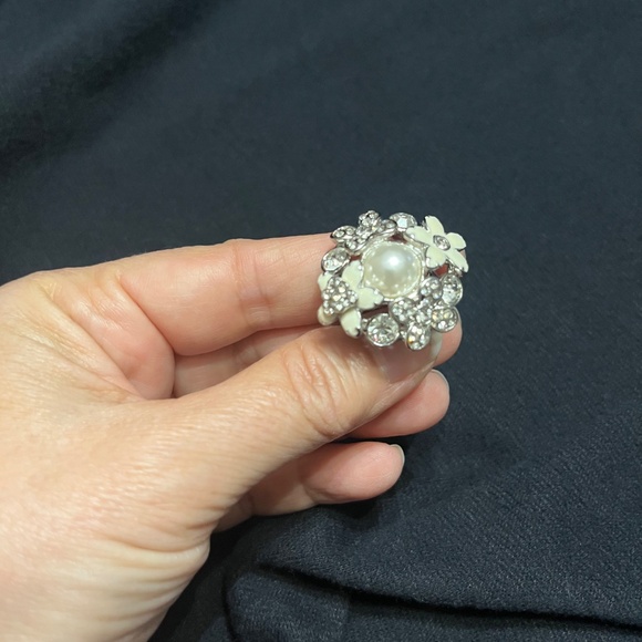 Lia Sophia crystal and faux pearl ring - Picture 4 of 5